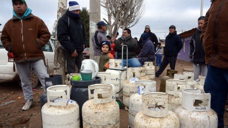 Vecinos tomaron el camión que reparte garrafas y piden asistencia