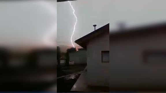 Junín: filmó la caída de un poderoso rayo a pocos metros