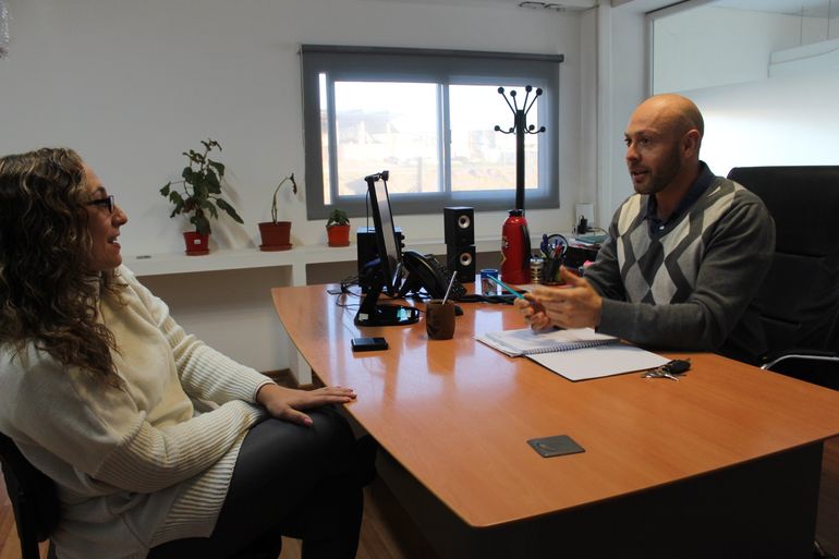 La jueza de Faltas, Carolina Vidal y el presidente del Concejo Deliberante de Centenario, Cristian Pieroni.