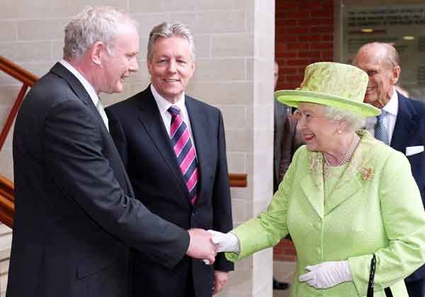 La reina le dio un apretón de mano a un viejo enemigo