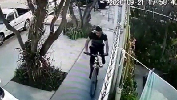 Robó una bicicleta de una casa y quedó todo grabado