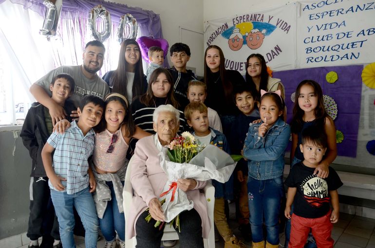 La abuela que toma fernet cumplió 100 años y los festejó con emoción