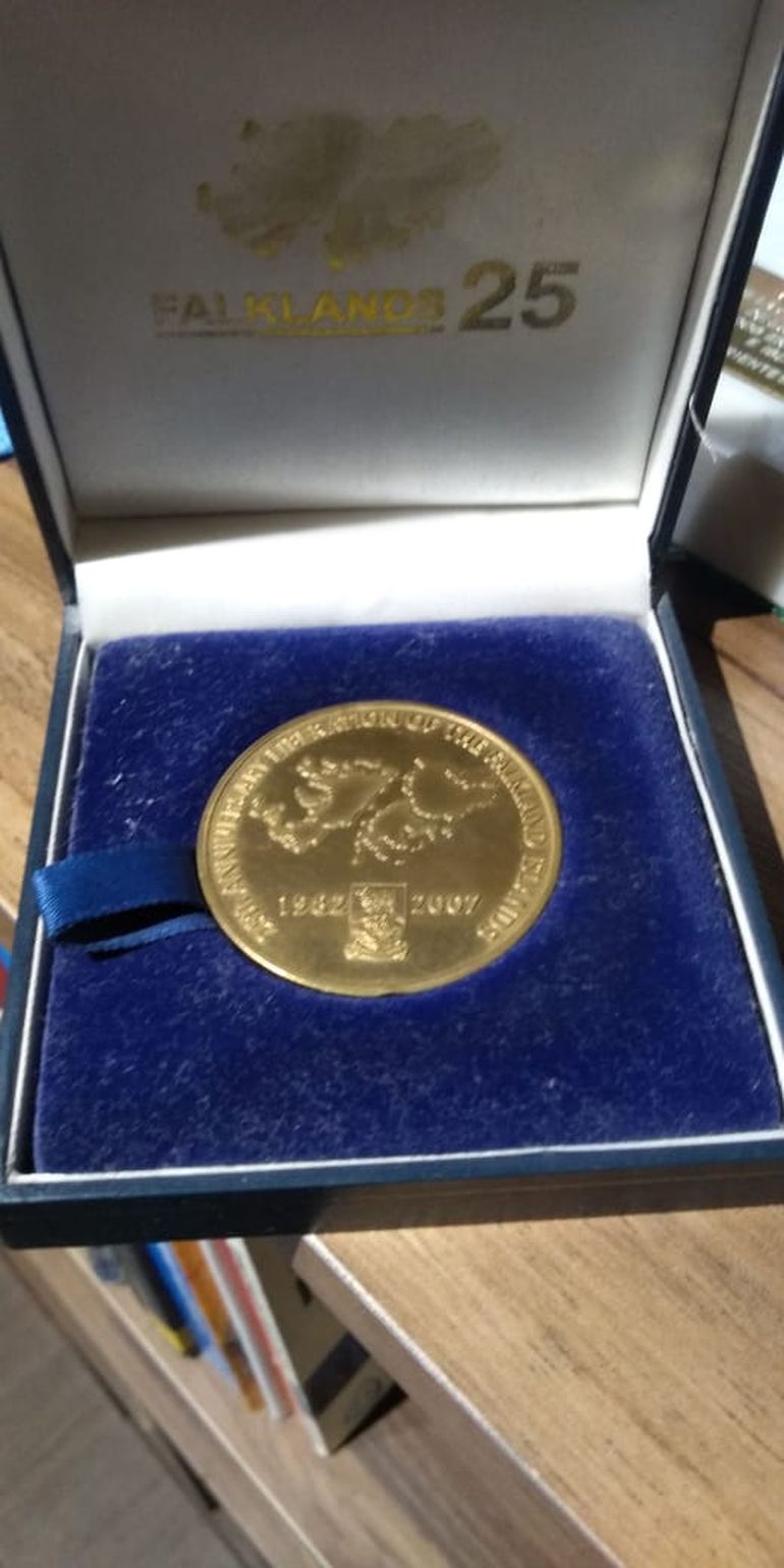 La medalla que recibieron los veteranos ingleses al cumplirse los 25 años de la Guerra de Malvinas y que fue sustraída del museo Gregorio Álvarez durante la muestra 