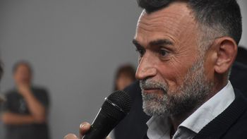 Sebastián Hernández, presidente de la Federación de Productores, advirtió que casi 90 chacareros ya se anotaron para acceder a financiamiento para malla antigranizo. | LM Neuquen Sebastián Hernández, presidente de la Federación de Productores, advirtió que casi 90 chacareros ya se anotaron para acceder a financiamiento para malla antigranizo.
