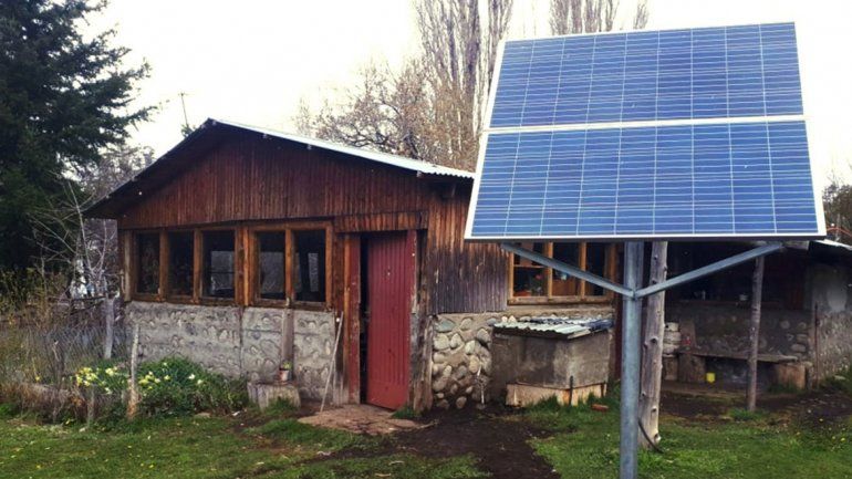 Los paneles fotovoltaicos llegan cada vez más a los parajes donde llevar la electricidad genera mucha inversión.