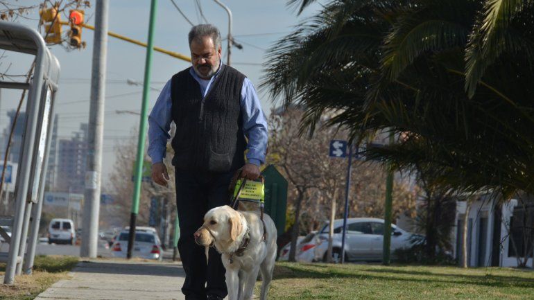 Carlos camina libremente por las calles neuquinas gracias a Cooper.