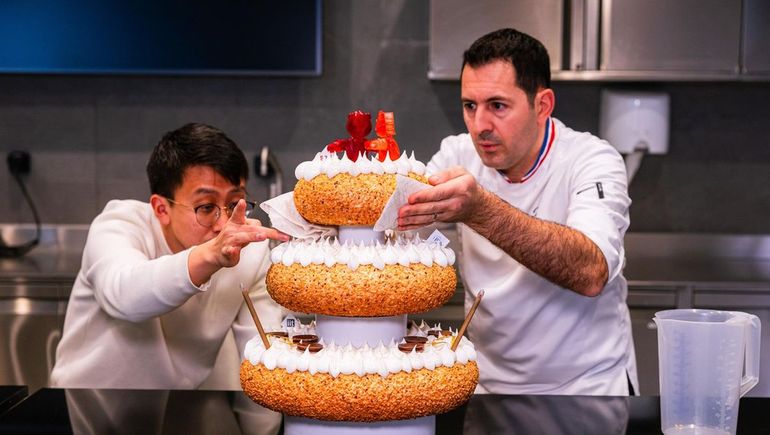 Locura: crearon una torta con robots y baterías comestibles