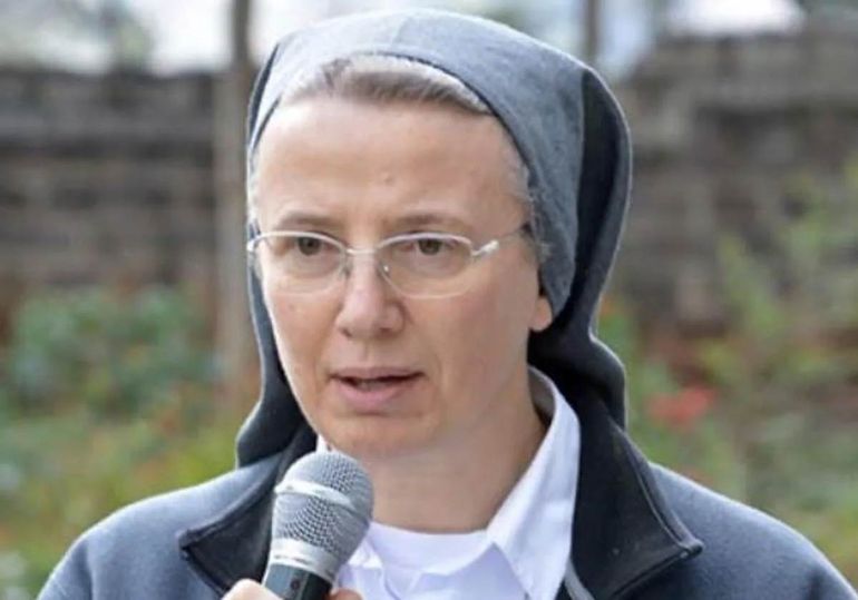 Simona Brambilla, la monja nombrada por el Papa, tiene de 59 años y pertenece a la orden religiosa de los Misioneros de la Consolata. Simona Brambilla, la monja nombrada por el Papa, tiene de 59 años y pertenece a la orden religiosa de los Misioneros de la Consolata.