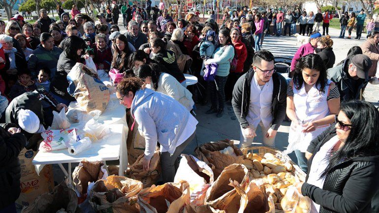El panazo de Centenario tuvo una gran convocatoria: entregaron mil kilos de pan