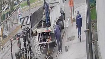 Una cámara de seguridad captó el momento en que los trabajadores de la comuna descargaban el cable robado. Una cámara de seguridad captó el momento en que los trabajadores de la comuna descargaban el cable robado.