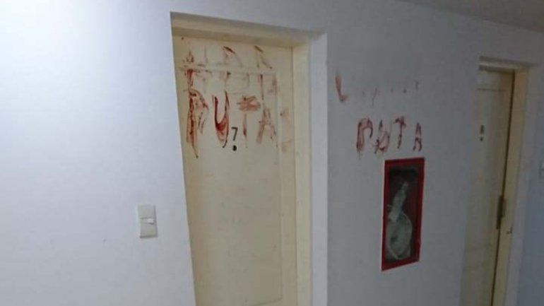 Desvinculan al ex por los insultos escritos con sangre