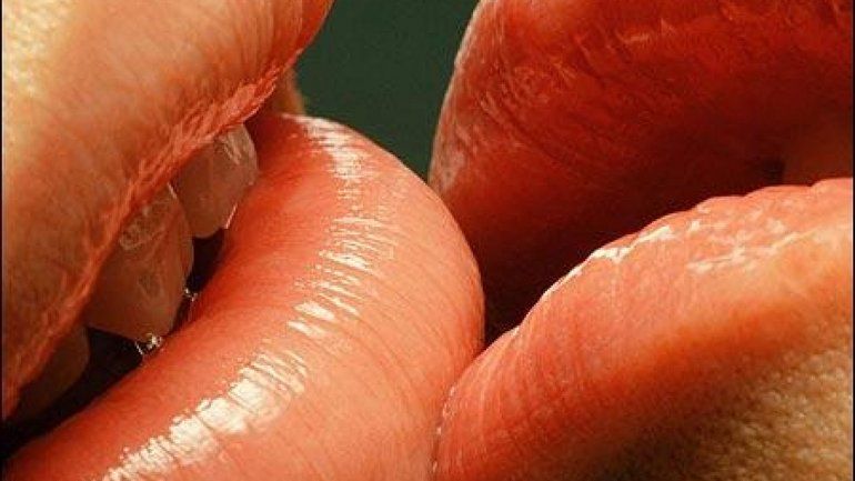 Beso francés transmitiría gonorrea entre hombres