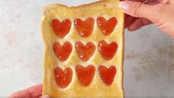 Tostada viral con corazón de mermelada: cómo hacer esta idea simple para un desayuno buena onda | LM Neuquen Tostada viral con corazón de mermelada: cómo hacer esta idea simple para un desayuno buena onda