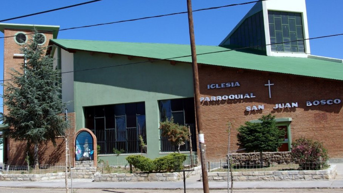 Una mujer denunció el arrebato de su celular en el interior de una Iglesia del centro de Cutral Co.