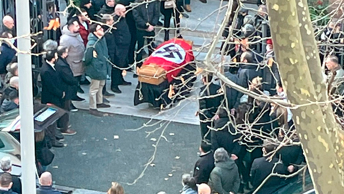 Ponen una bandera nazi sobre un ataúd durante un funeral