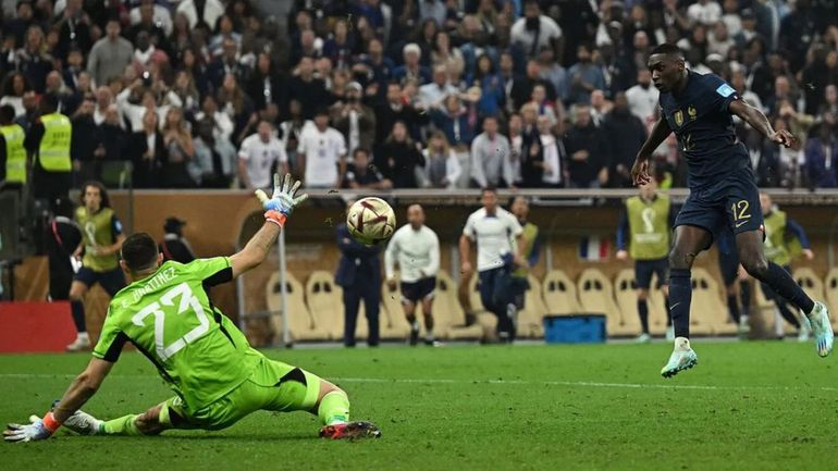 Kolo Muani sobre la atajada de Dibu Martínez: