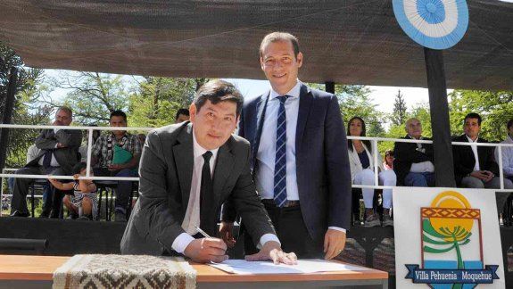 El gobernador Omar Gutiérrez junto al intendente Sandro Badilla.&nbsp;
