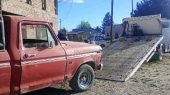 La vieja Ford F-100 que avanzaba erráticamente por las calles de Trevelín terminó arriba de una grúa en Chubut. La vieja Ford F-100 que avanzaba erráticamente por las calles de Trevelín terminó arriba de una grúa en Chubut.