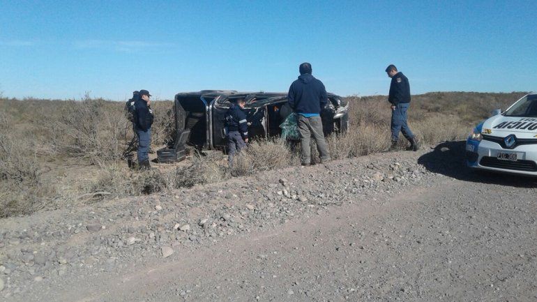 Cinco jóvenes fueron detenidos con drogas tras volcar con una camioneta robada