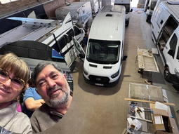 Luis, Sandra y el imponente taller donde reparan y fabrican Motorhome.