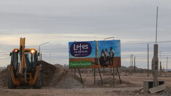 El intendente Mariano Gaido sigue adjudicando lotes con servicios. El intendente Mariano Gaido sigue adjudicando lotes con servicios.