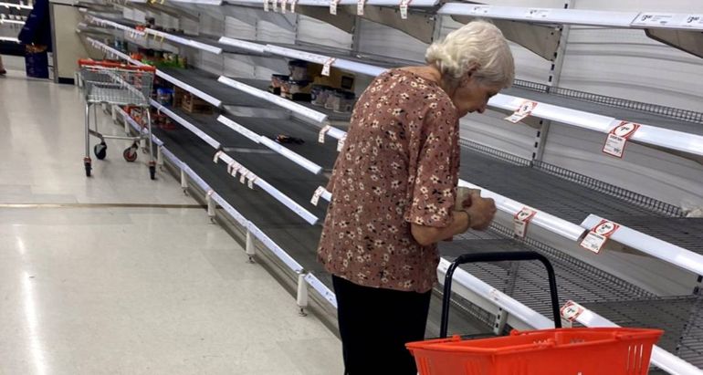 Una imagen de archivo de una de las tantas abuelas que realizan las compras a diario.
