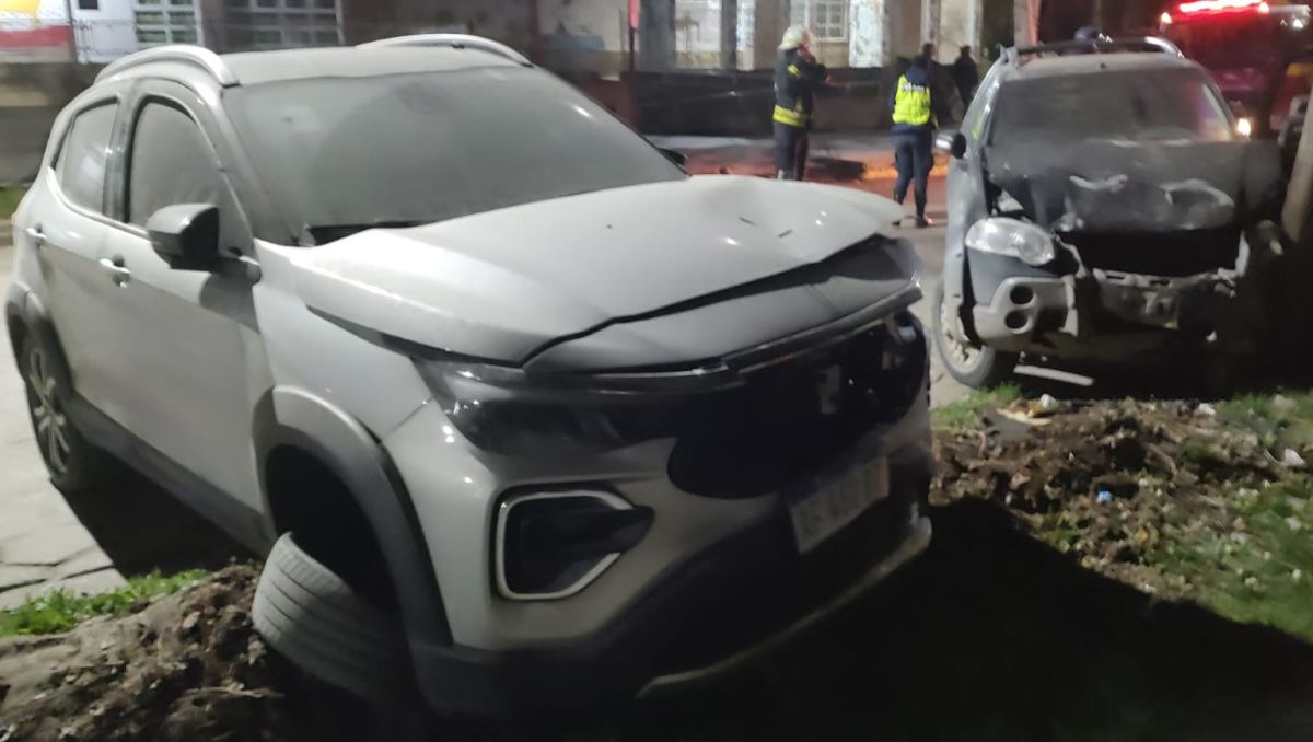 Borracho chocó un auto estacionado y un poste