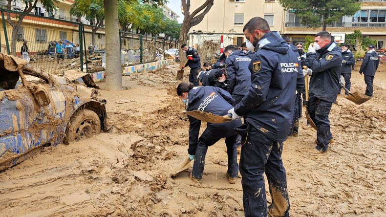 Efectivos de la policía trabajando en los lugares más críticos