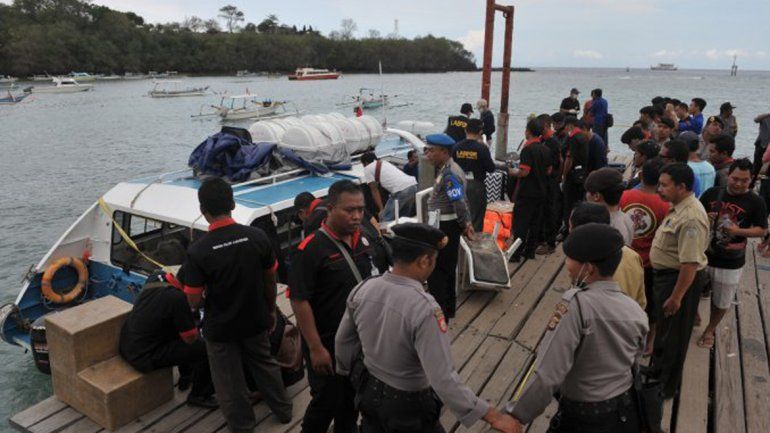 Una española murió y su esposo está grave al explotar un barco.