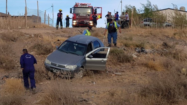 Cayó a un barranco e intentó agredir a la Policía