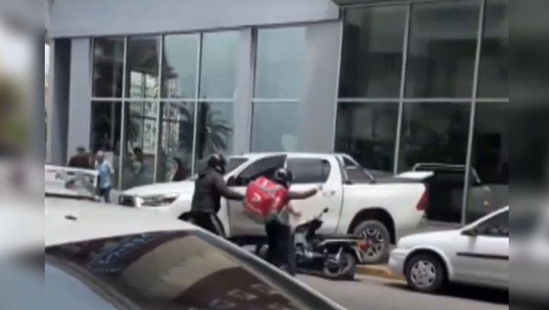 Video: bajó a pelearse, dejó la camioneta sin frenos y atravesó la ventana de un hotel en Mar del Plata