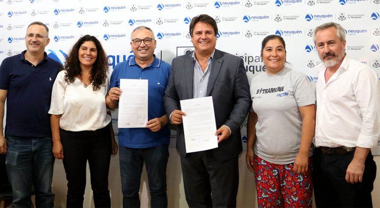 Gaido firmó el acuerdo salarial de los municipales neuquinos