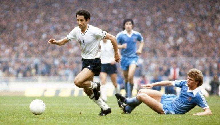 El volante argentino Osvaldo Ardiles jugó un partido con el equipo inglés Tottenham Hotspur contra el Leicester un día después de que el Ejército argentino llegara a las islas para recuperarlas.
