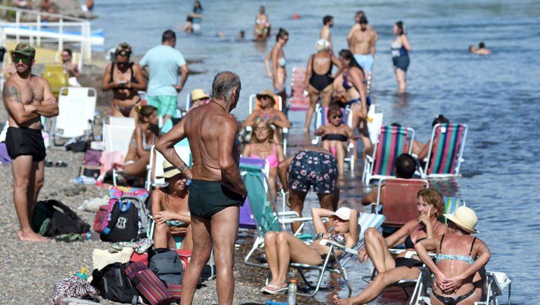 Los neuquinos invadieron la costa para paliar el calor de miércoles