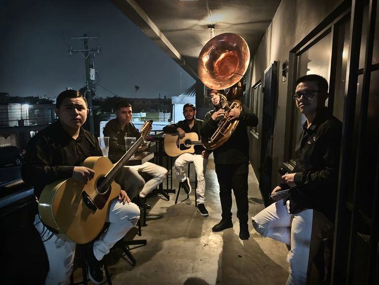 De acuerdo con distintas descripciones del grupo, solían tocar cumbias y corridos en fiestas y bailes populares del norte de México. De acuerdo con distintas descripciones del grupo, solían tocar cumbias y corridos en fiestas y bailes populares del norte de México.