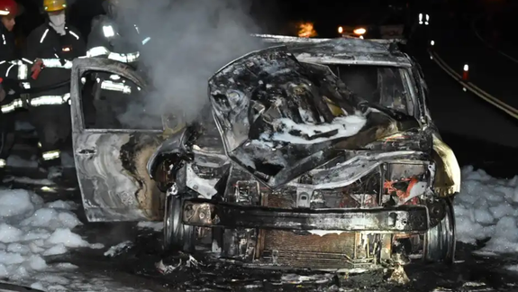 Ruta 40: chocó con un caballo y después el auto quedó destruido por el fuego