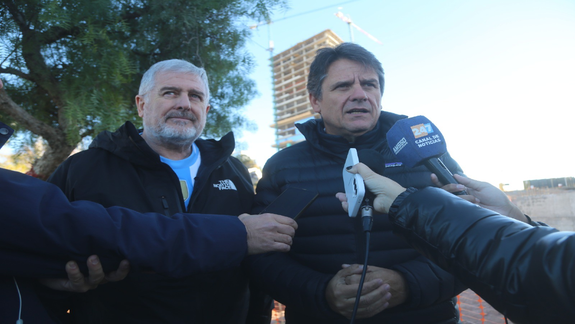 El intendente Mariano Gaido, durante una recorrida por la zona de obras.