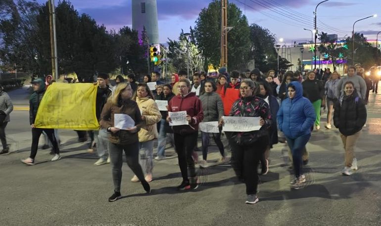Santa Cruz: marcha en Pico Truncado por la aparición de Nayelly García Servín. Santa Cruz: marcha en Pico Truncado por la aparición de Nayelly García Servín.