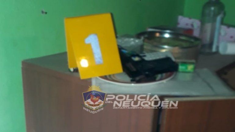 Una joven denunció que un hombre la invitó a su casa y al llegar la amenazó con un arma de fuego. La policía secuestró una pistola y una escopeta, además de municiones.