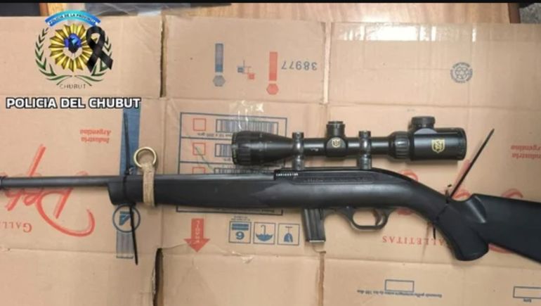 La Policía de Chubut difundió la imagen del rifle con mira telescópica con el que uno de los sospechosos le apuntó al sargento primero. 