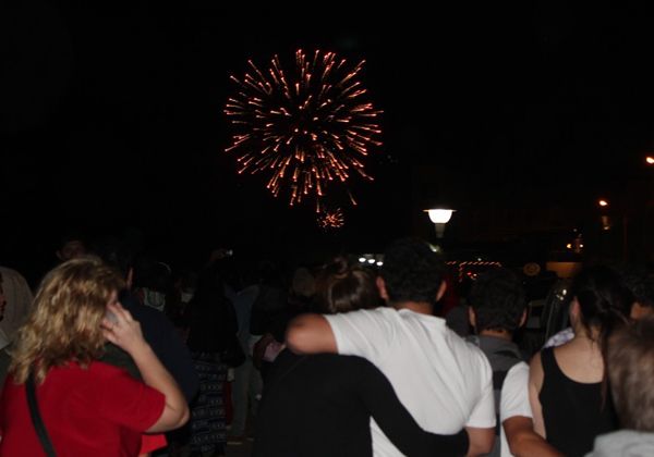 Hubo fuegos artificiales y baile popular en Las Grutas