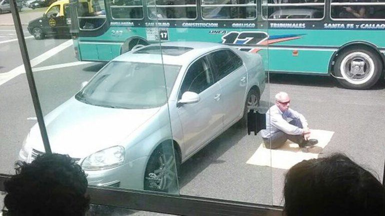 Un pasajero de un micro aprovechó para fotografiar al automovilista. Impávido. Así permaneció el hombre ante la mirada de los conductores.