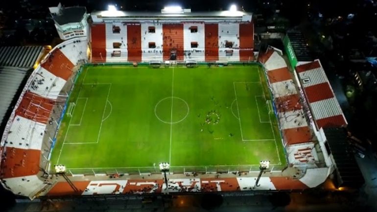 De no creer: a qué jugador le robaron la camiseta estando en el banco de suplentes