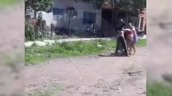 La violenta pelea se originó tras una discusión por el robo de una gallina. La violenta pelea se originó tras una discusión por el robo de una gallina.