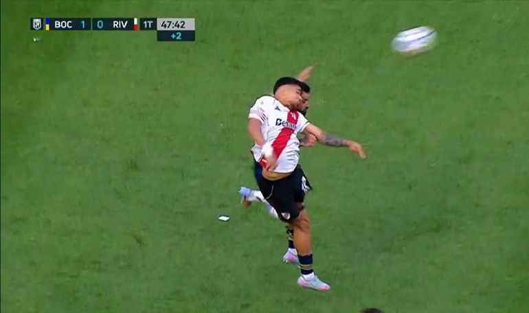 Las polémicas del Superclásico: la falta que reclamó todo River y el penal que el VAR desestimó