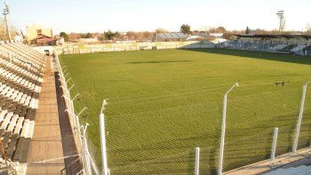 Al verde césped de La Visera todavía le falta un tiempo. Al verde césped de La Visera todavía le falta un tiempo.