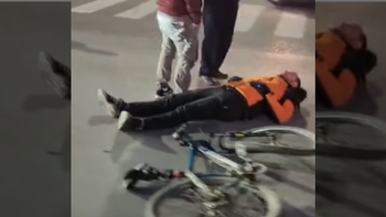 choque en el bajo neuquino: un auto impacto contra un ciclista que circulaba por la bicisenda choque en el bajo neuquino: un auto impacto contra un ciclista que circulaba por la bicisenda