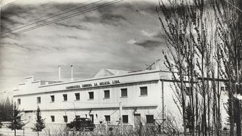Cooperativa Sidrera La Delicia Ltda, el coche es un Ford modelo 1938 o 1940, sin datos del año - Archivo Municipalidad Cipolletti (Gentileza Fundacion Cabus Trenes)