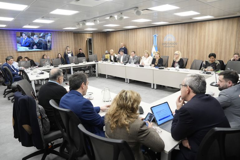 Intendentes del COFEIN con diputados nacionales para respaldar las leyes impulsadas por los gobernadores por fondos para las provincias. Intendentes del COFEIN con diputados nacionales para respaldar las leyes impulsadas por los gobernadores por fondos para las provincias.