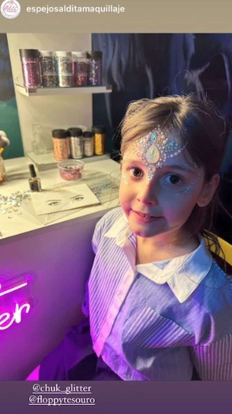 La estación de glitter y maquillaje fue una de las grandes atracciones del cumpleaños de Moorea. La estación de glitter y maquillaje fue una de las grandes atracciones del cumpleaños de Moorea.